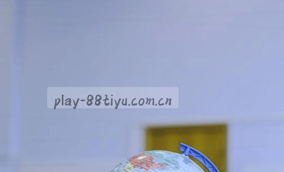 黄铜钥匙轻触木门，阳光斜照墙角绿植。